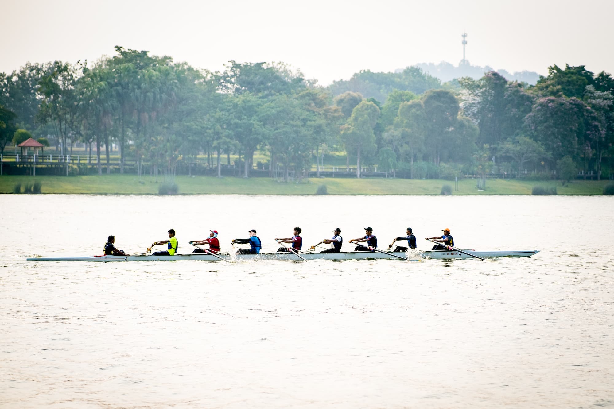aviron equipe team-rowing-boat-during-practice-in-the-lake
